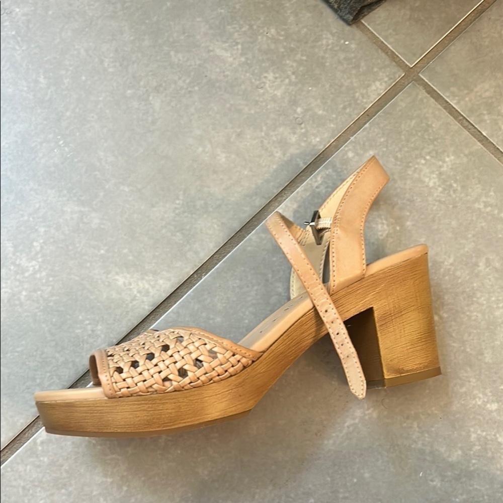 Women's Tan Woven Sandal